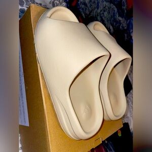 Yeezy Slides Size 7 no longer want only used a couple of times